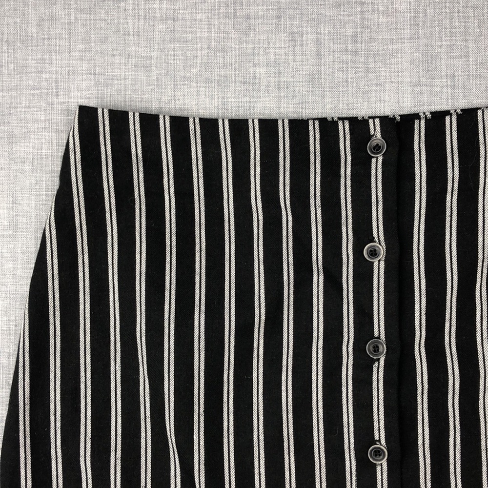 Ivy + Main Black & White Stripe Button Skirt Sz 7 - Picture 2 of 3